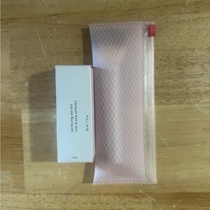 NEW! Glossier Perfecting Skin Tint in Shade G10 w/ Glossier Wowder Brush & Bag!